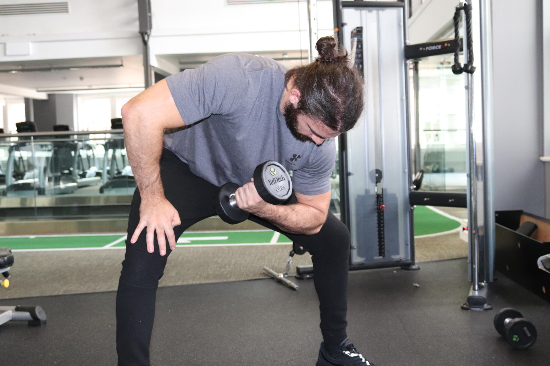 standing dumbbell concentration curls image